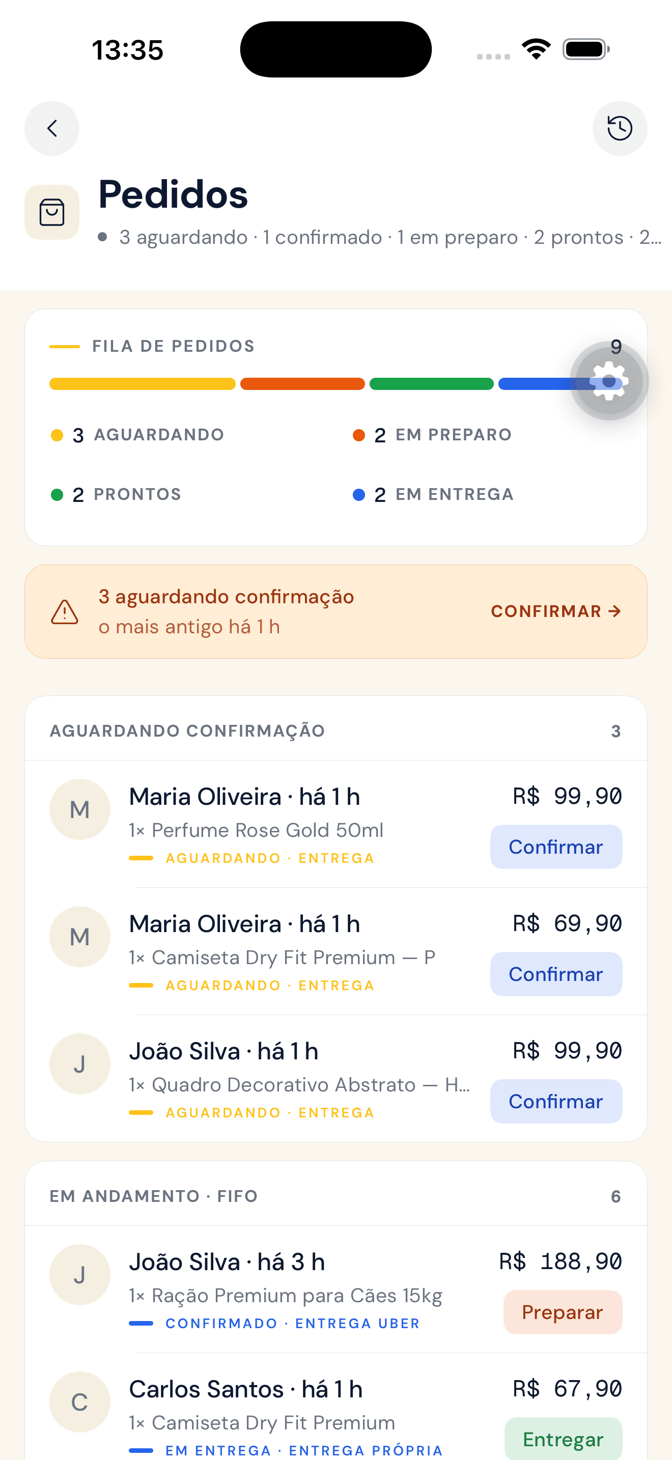 Pedidos no app da loja com rótulos de entrega Uber e entrega própria na fila