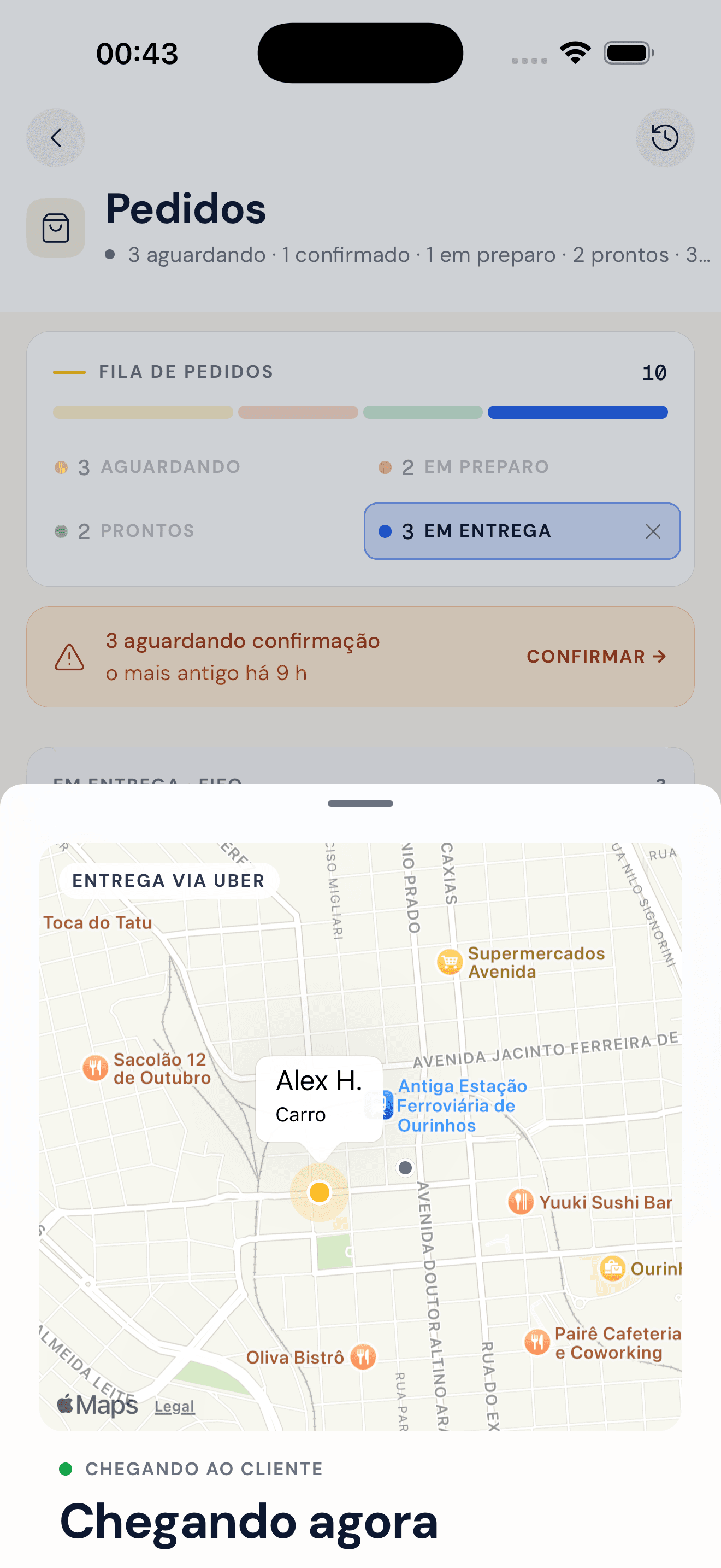 Fila de pedidos com um pedido em entrega e o mapa da corrida aberto por cima
